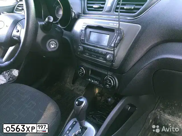 Фото автомобиля KIA RIO, 2012 — госномер О563ХР197. Цвет: Белый