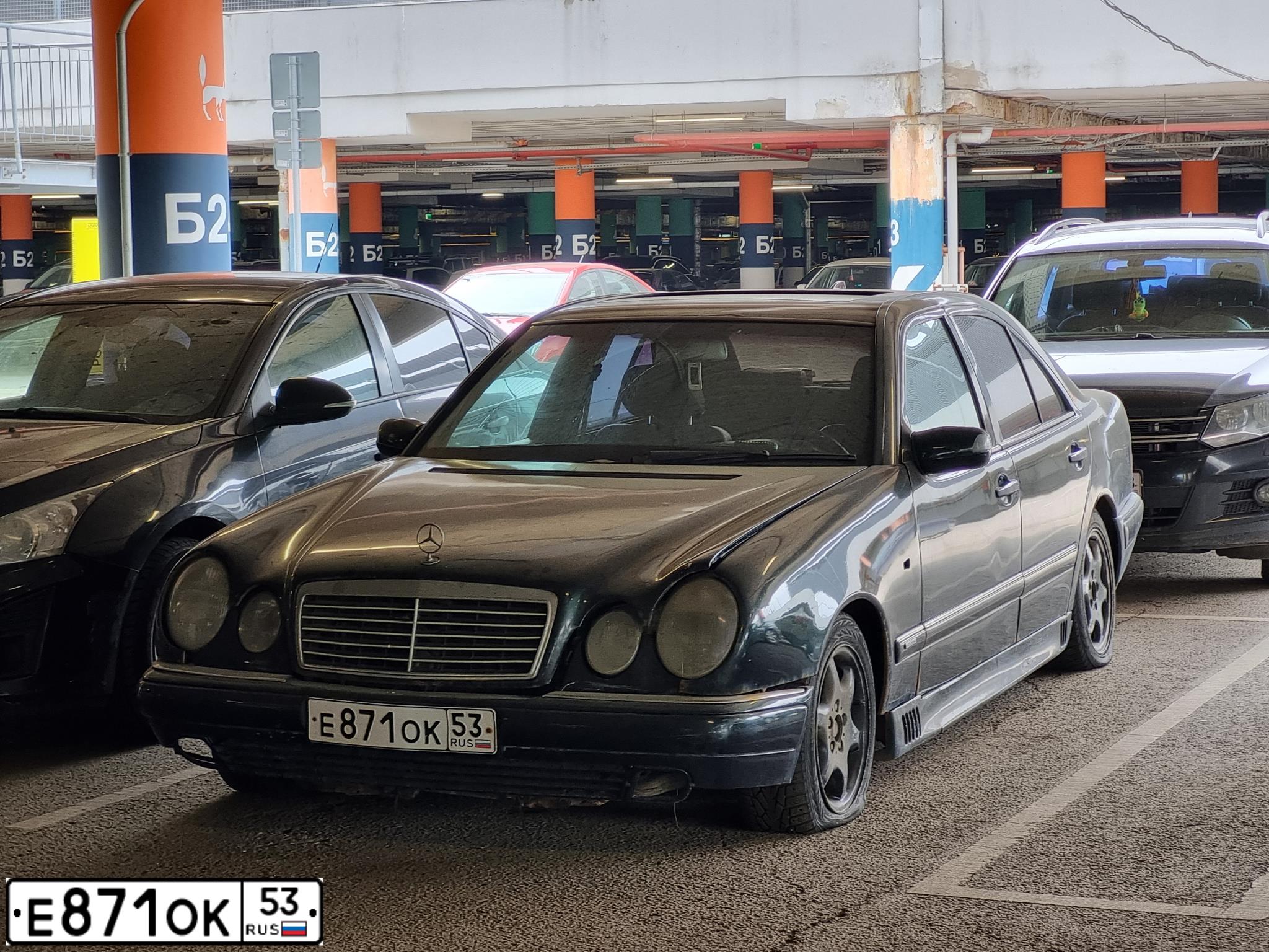 Фото автомобиля MERCEDES E-KLASSE, 1998 — госномер Е871ОК53. Цвет: Темно-зеленый