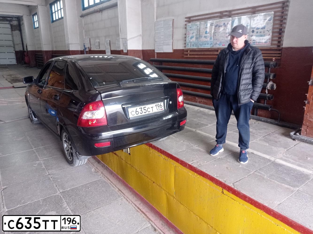Фото автомобиля LADA 2172 PRIORA, 2010 — госномер Р964ОМ96. Цвет: Сине-Черный