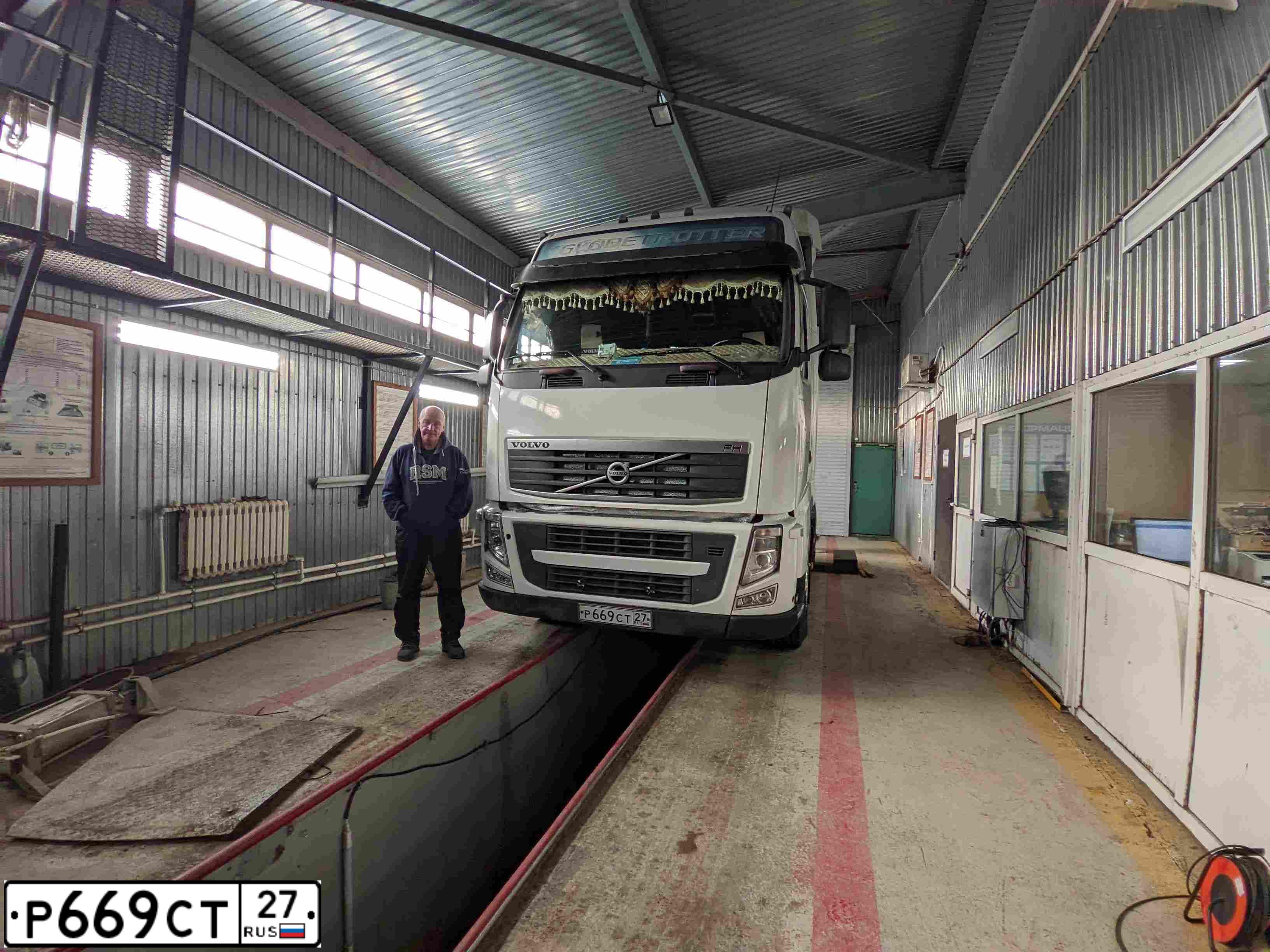 Фото автомобиля VOLVO SERIE FH /4X2/, 2012 — госномер Р669СТ27. Цвет: Белый