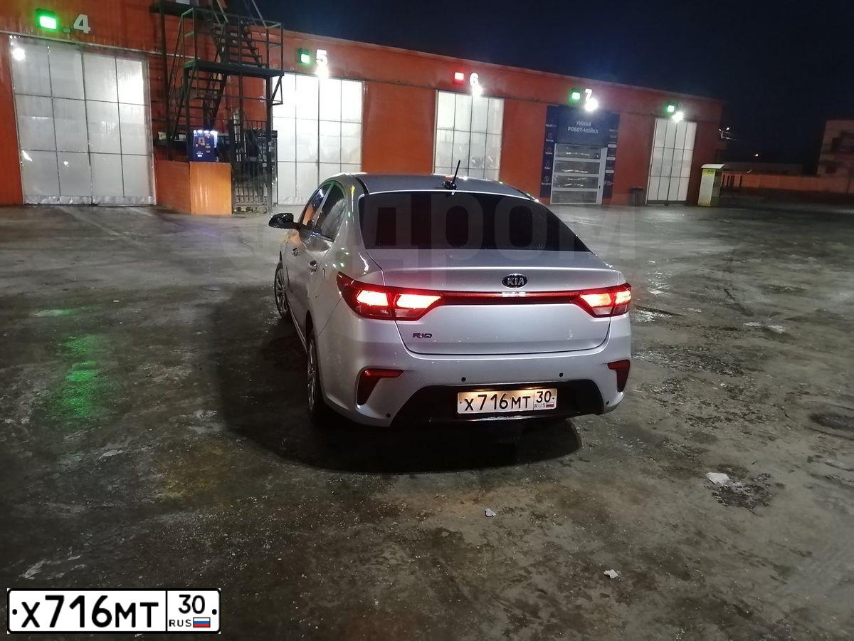 Фото автомобиля KIA RIO, 2019 — госномер Р981НА05. Цвет: СЕРЫЙ