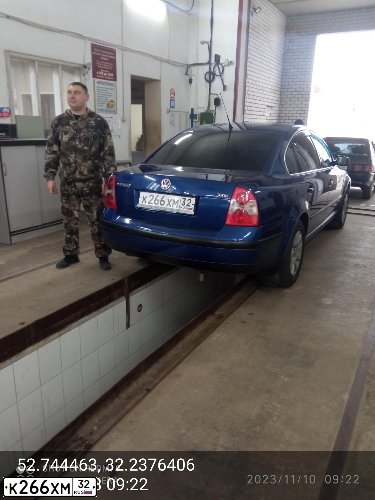 Фото автомобиля VOLKSWAGEN PASSAT, 2002 — госномер К266ХМ32. Цвет: СИНИЙ