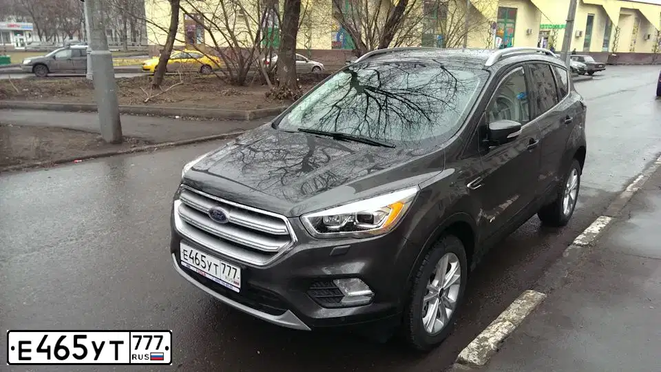 Фото автомобиля FORD KUGA, 2017 — госномер Е465УТ777. Цвет: Серый