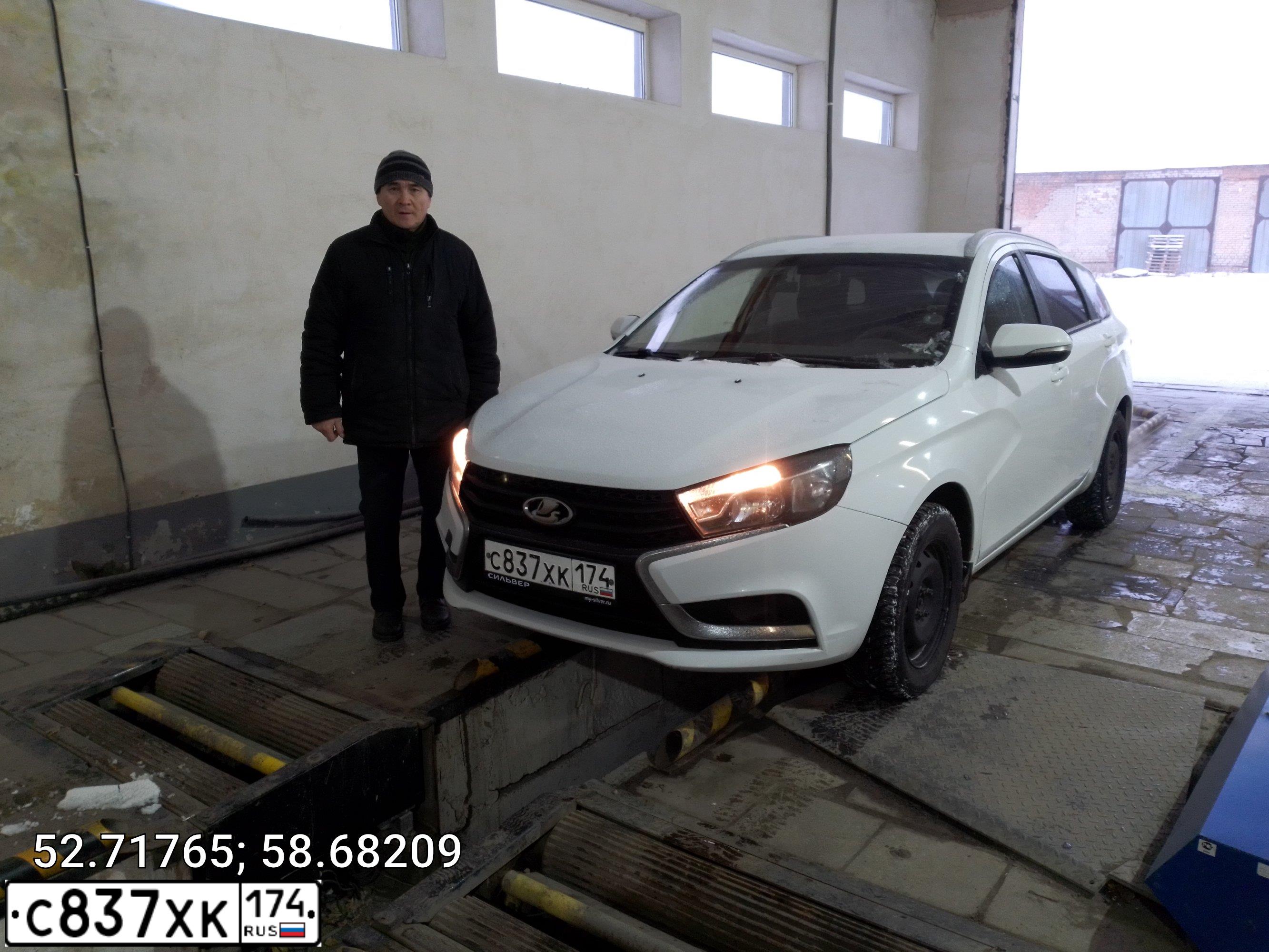 Фото автомобиля LADA VESTA, 2017 — госномер К742НТ702. Цвет: БЕЛЫЙ