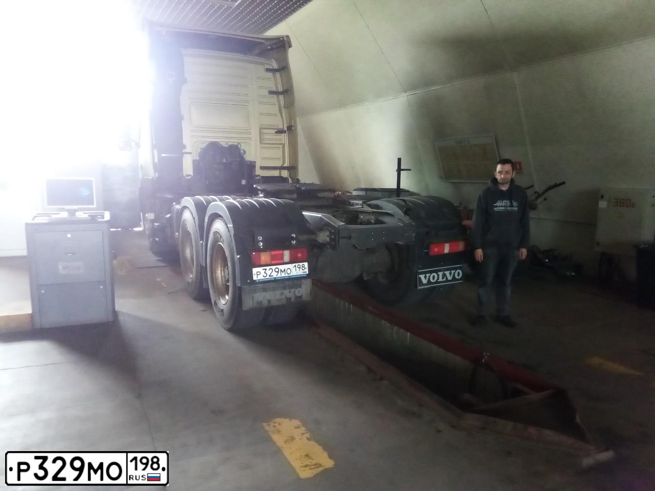 Фото автомобиля VOLVO FM, 2016 — госномер Е774ЕВ147