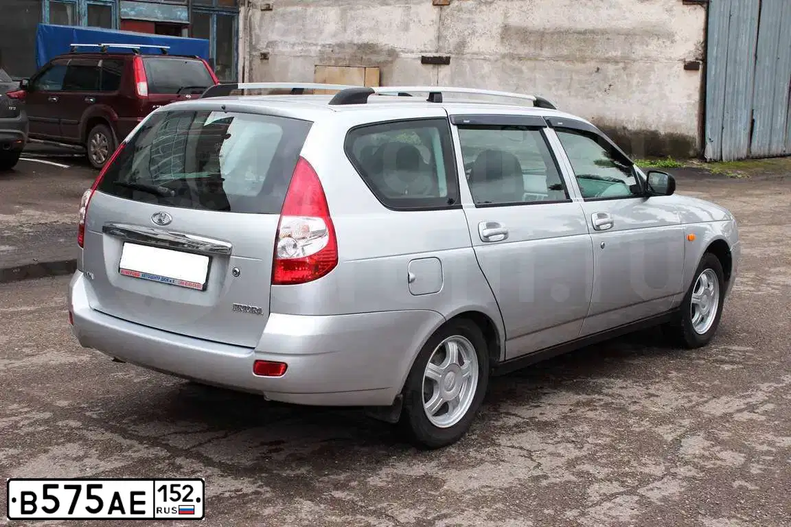 Фото автомобиля KIA RIO, 2010 — госномер В360КР252. Цвет: СВЕТЛО-СЕРЫЙ