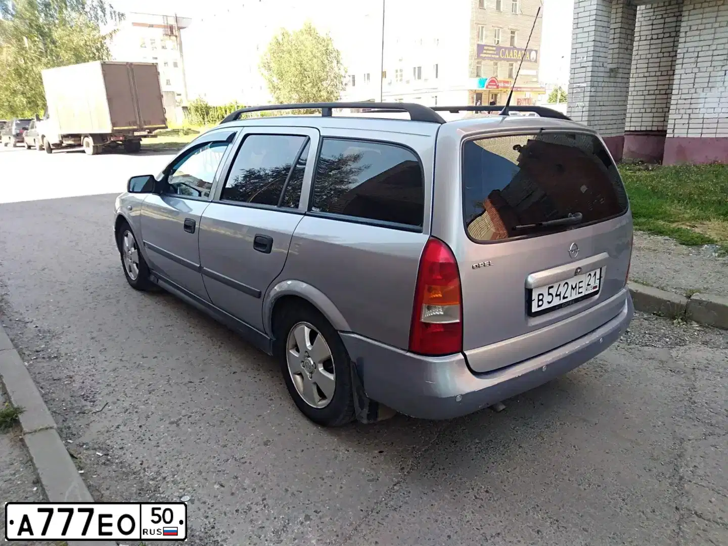 Фото автомобиля CADILLAC DE VILLE, 1994 — госномер А777ЕО50. Цвет: БЕЛЫЙ