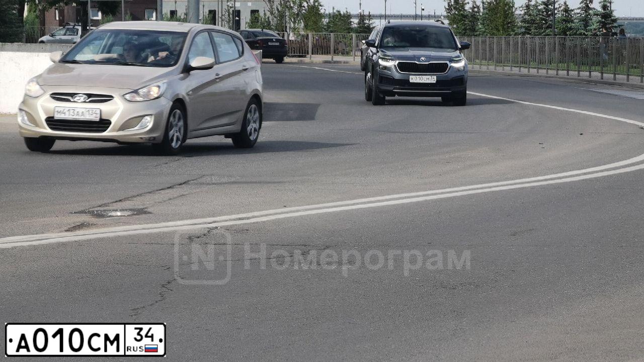 Фото автомобиля SKODA SUPERB, 2008 — госномер С011МТ30. Цвет: ЧЕРНЫЙ
