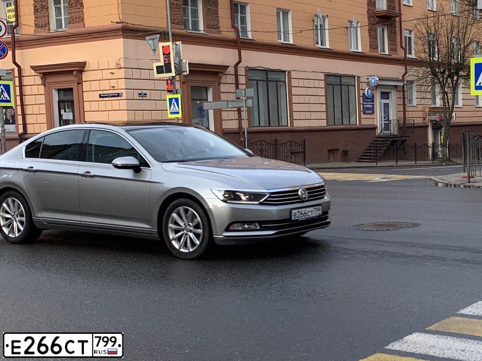 Фото автомобиля MITSUBISHI OUTLANDER, 2018 — госномер Е266СТ799. Цвет: БЕЛЫЙ