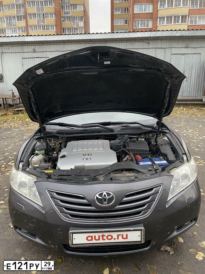 Фото автомобиля TOYOTA CAMRY, 2007 — госномер Е121РУ29. Цвет: СЕРЫЙ