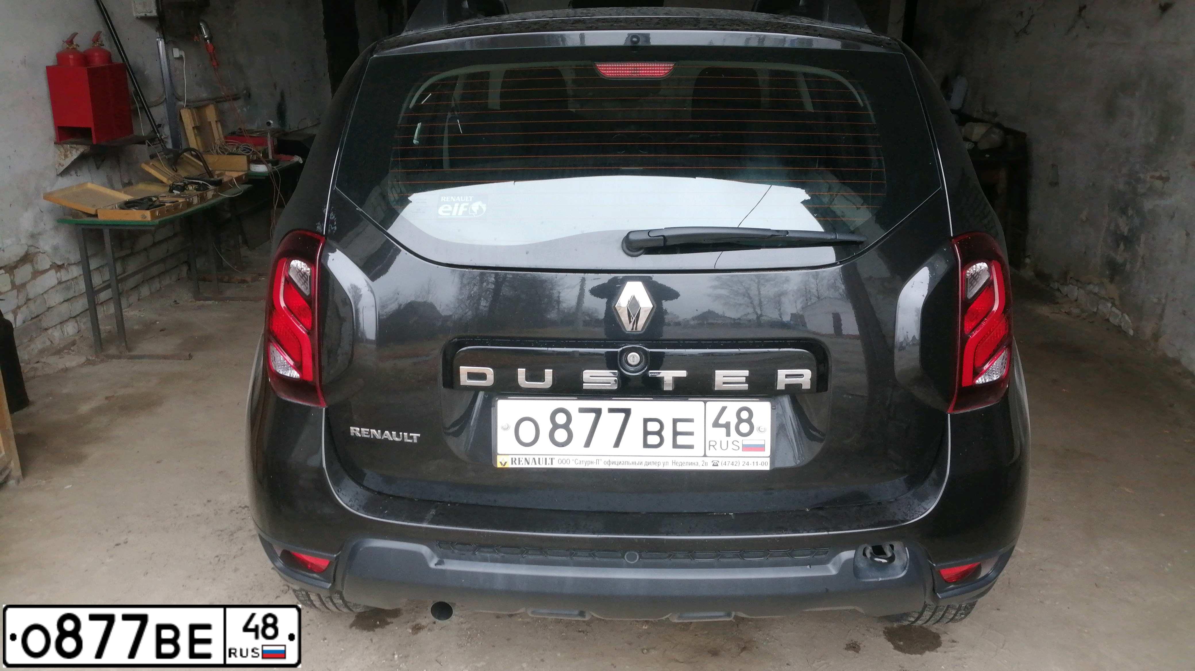 Фото автомобиля RENAULT DUSTER, 2017 — госномер О877ВЕ48. Цвет: ЧЕРНЫЙ