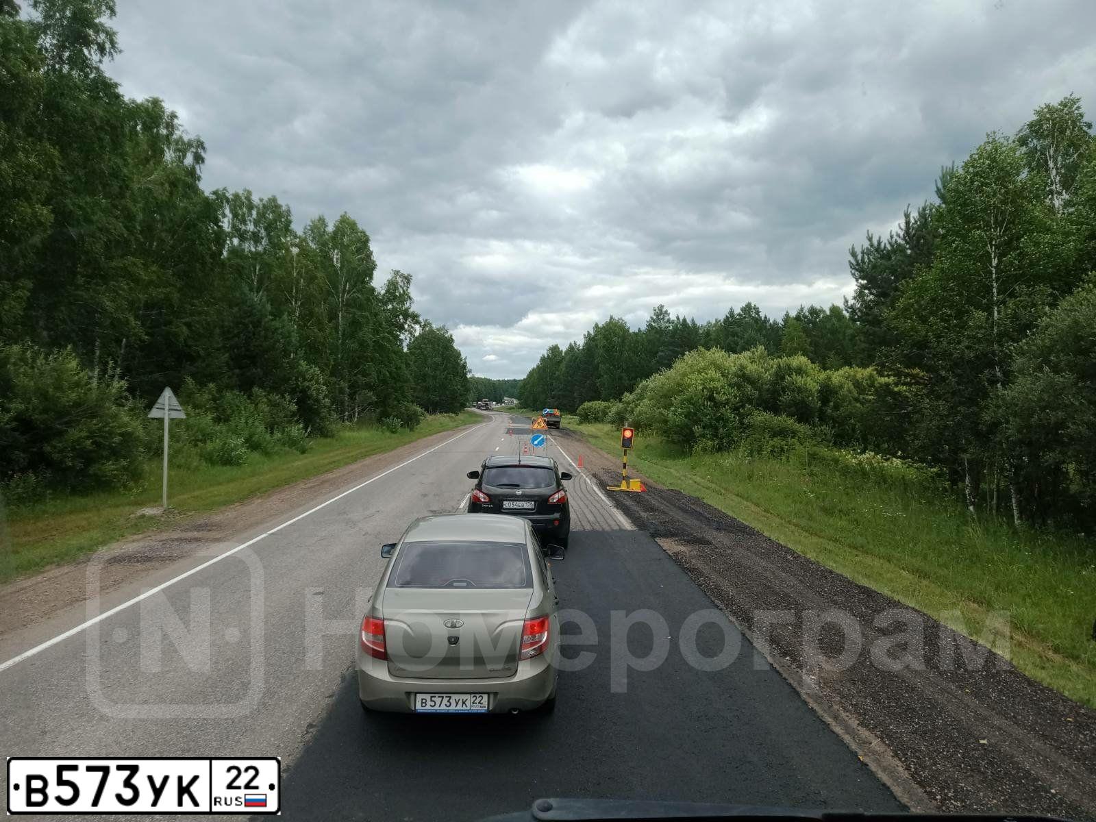 Фото автомобиля LADA 2190 GRANTA, 2012 — госномер В573УК22. Цвет: СЕРО-БЕЖЕВЫЙ