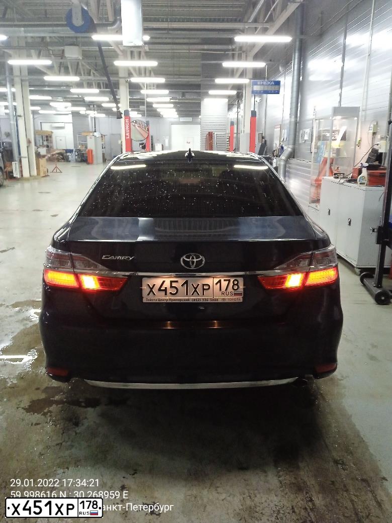 Фото автомобиля TOYOTA CAMRY, 2018 — госномер Х451ХР178. Цвет: Темно-серый металлик