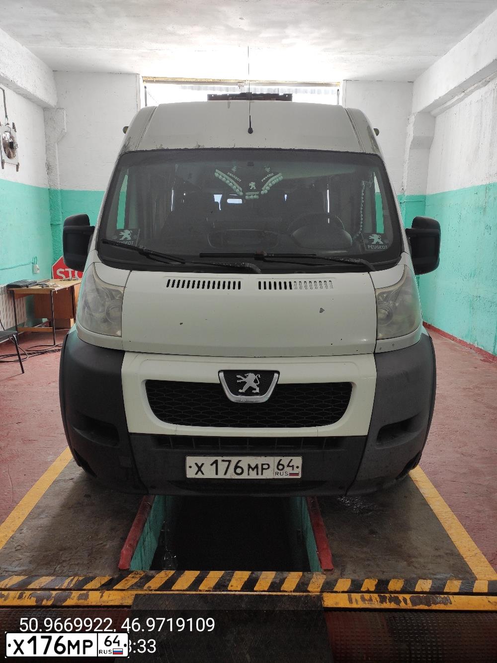 Фото автомобиля PEUGEOT BOXER, 2012 — госномер Х176МР64. Цвет: Белый
