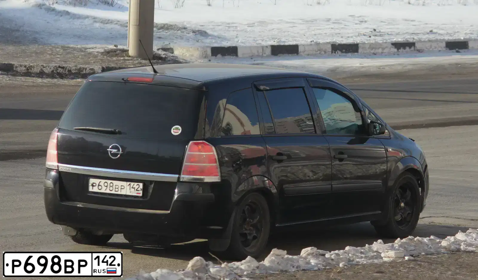 Фото автомобиля OPEL ZAFIRA, 2007 — госномер Н880СУ42. Цвет: ЧЕРНЫЙ