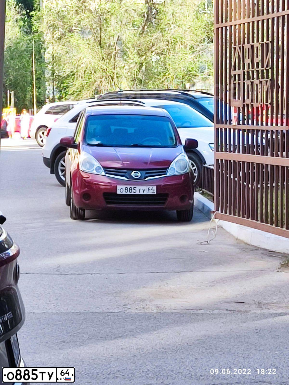 Фото автомобиля NISSAN NOTE, 2012 — госномер М587СМ164. Цвет: Красный
