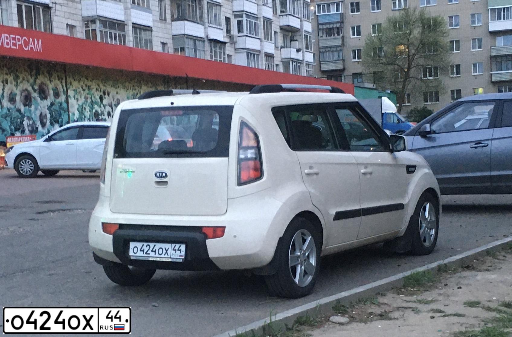 Фото автомобиля KIA SOUL, 2010 — госномер О424ОХ44. Цвет: СВЕТЛО-БЕЖЕВЫЙ