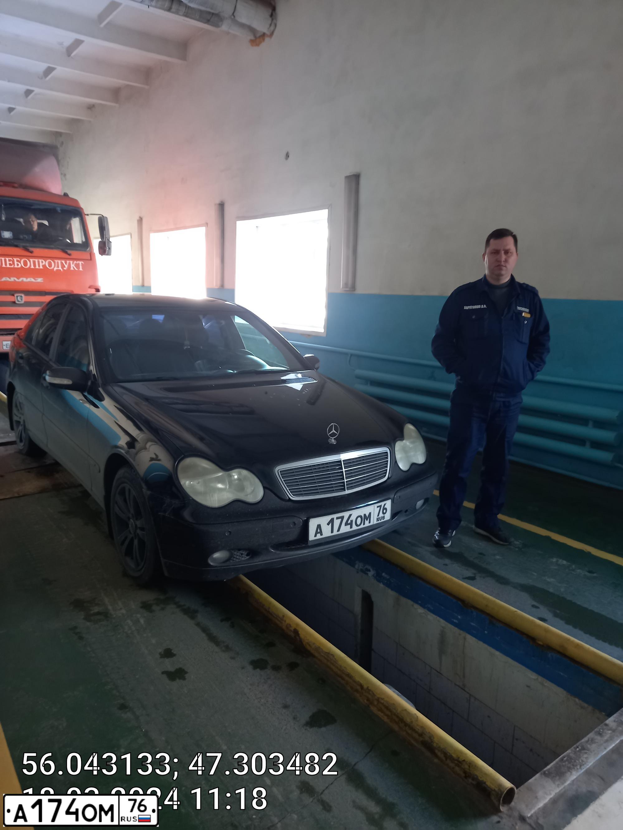 Фото автомобиля MERCEDES C-KLASSE, 2003 — госномер Х700СА90. Цвет: ЧЕРНЫЙ