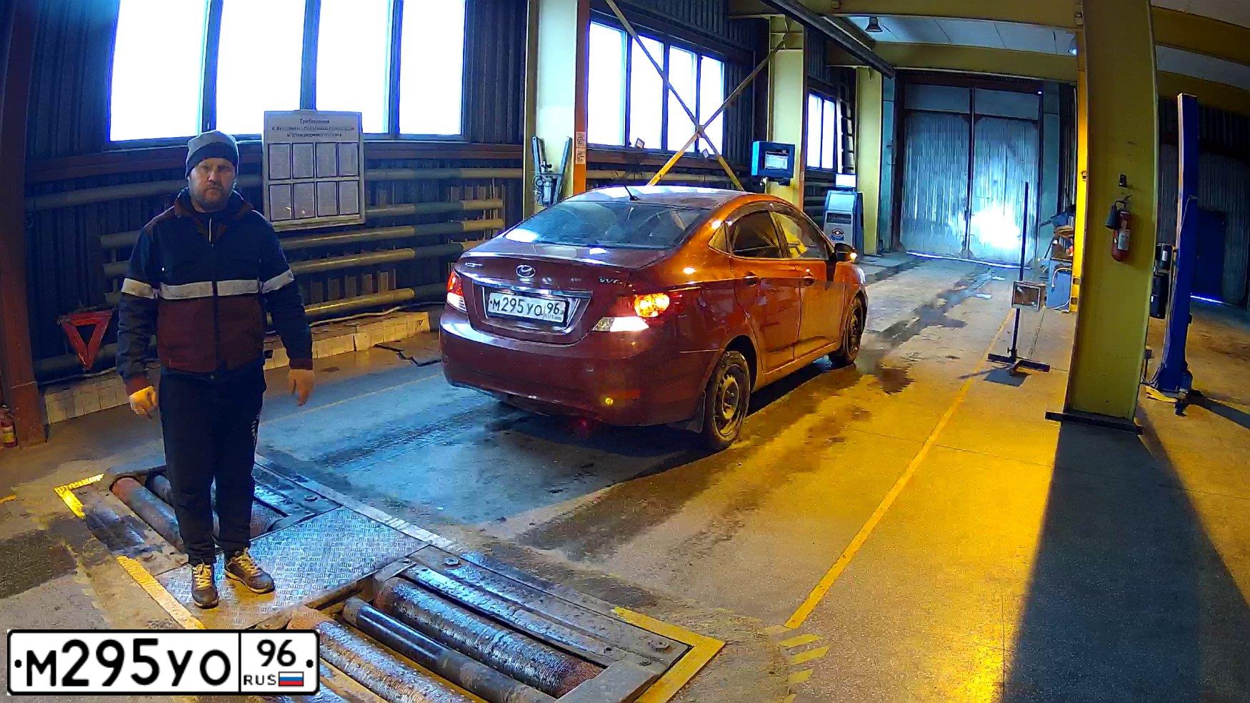 Фото автомобиля HYUNDAI ACCENT, 2011 — госномер М295УО96. Цвет: Красный