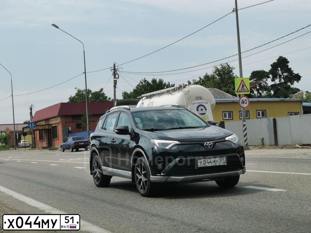 Фото автомобиля TOYOTA RAV4, 2016 — госномер Х044МУ51. Цвет: ЧЕРНЫЙ МЕТАЛЛИК