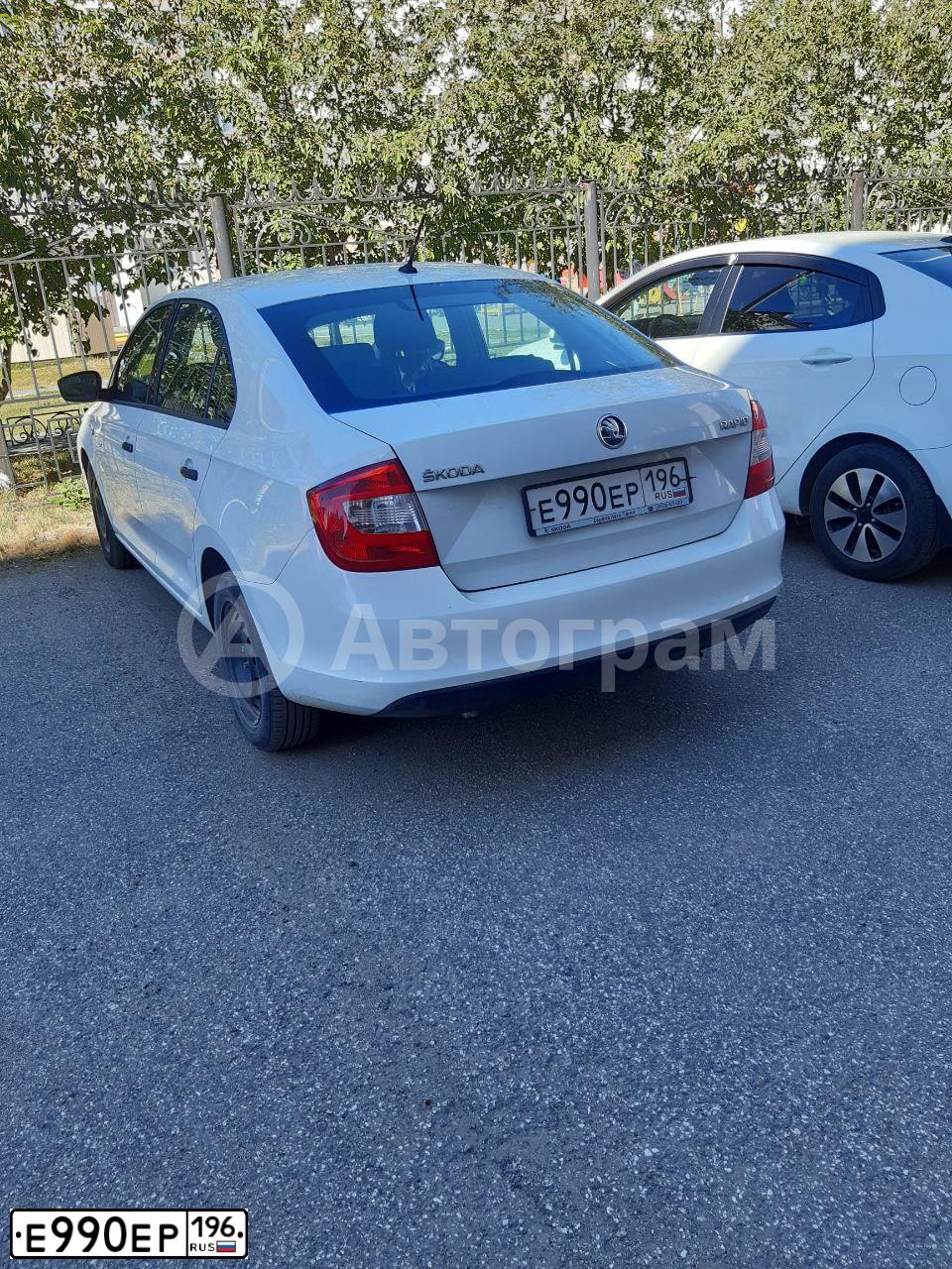 Фото автомобиля SKODA RAPID, 2016 — госномер Е990ЕР196. Цвет: БЕЛЫЙ