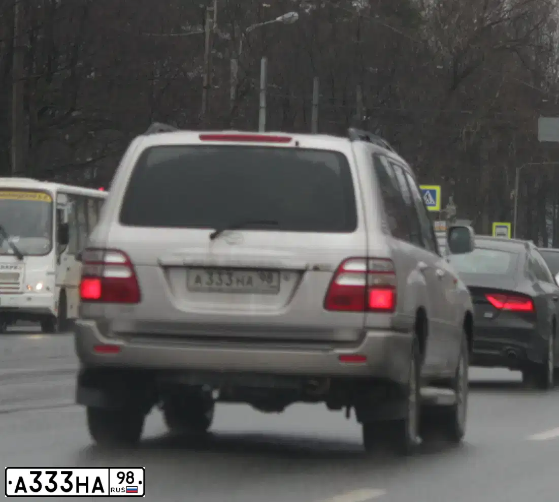 Фото автомобиля TOYOTA LANDCRUISER, 2004 — госномер А333НА98. Цвет: СЕРЕБРИСТЫЙ