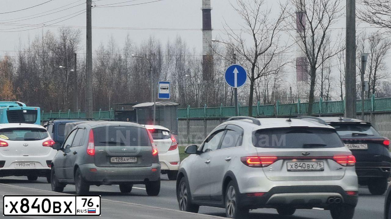 Фото автомобиля KIA RIO, 2018 — госномер В495ВТ198. Цвет: Серебристый