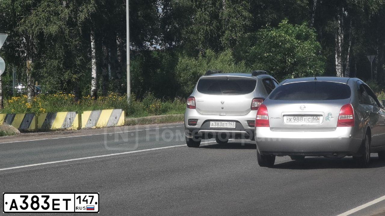 Фото автомобиля RENAULT SANDERO, 2020 — госномер А383ЕТ147. Цвет: СЕРЫЙ