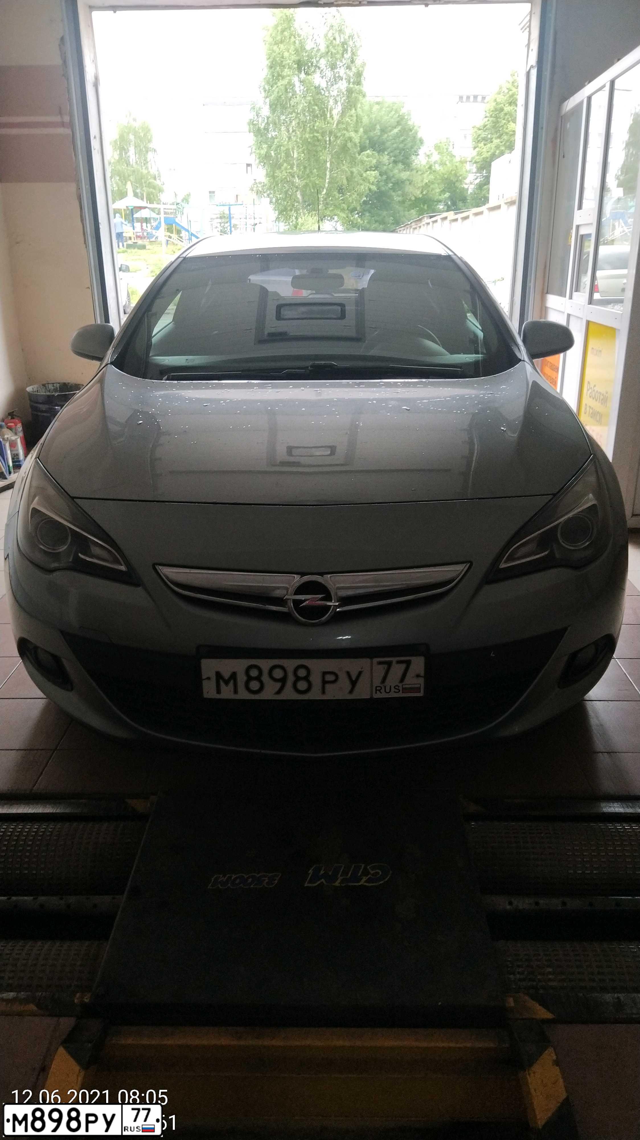 Фото автомобиля OPEL ASTRA GTC P-J/SW, 2012 — госномер М430УР716. Цвет: Серый