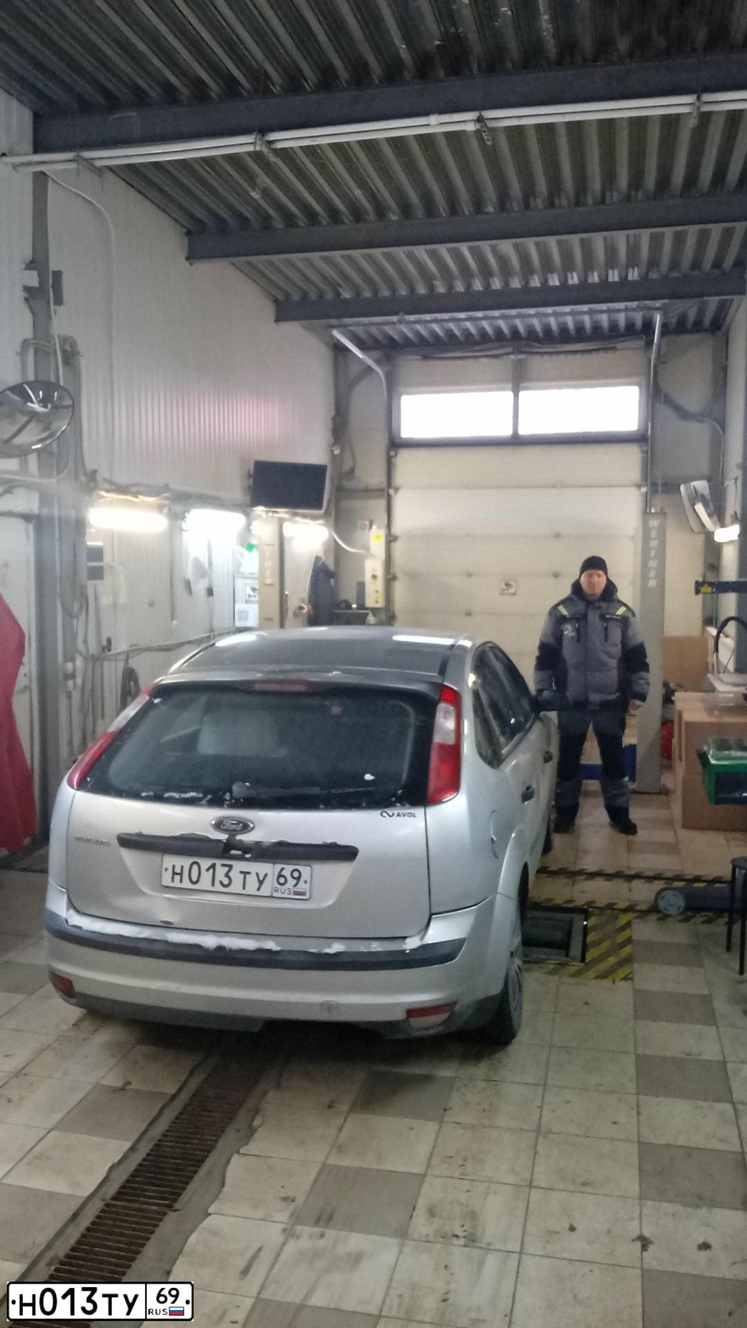 Фото автомобиля FORD FOCUS, 2006 — госномер Н282КК198. Цвет: СЕРЕБРИСТЫЙ