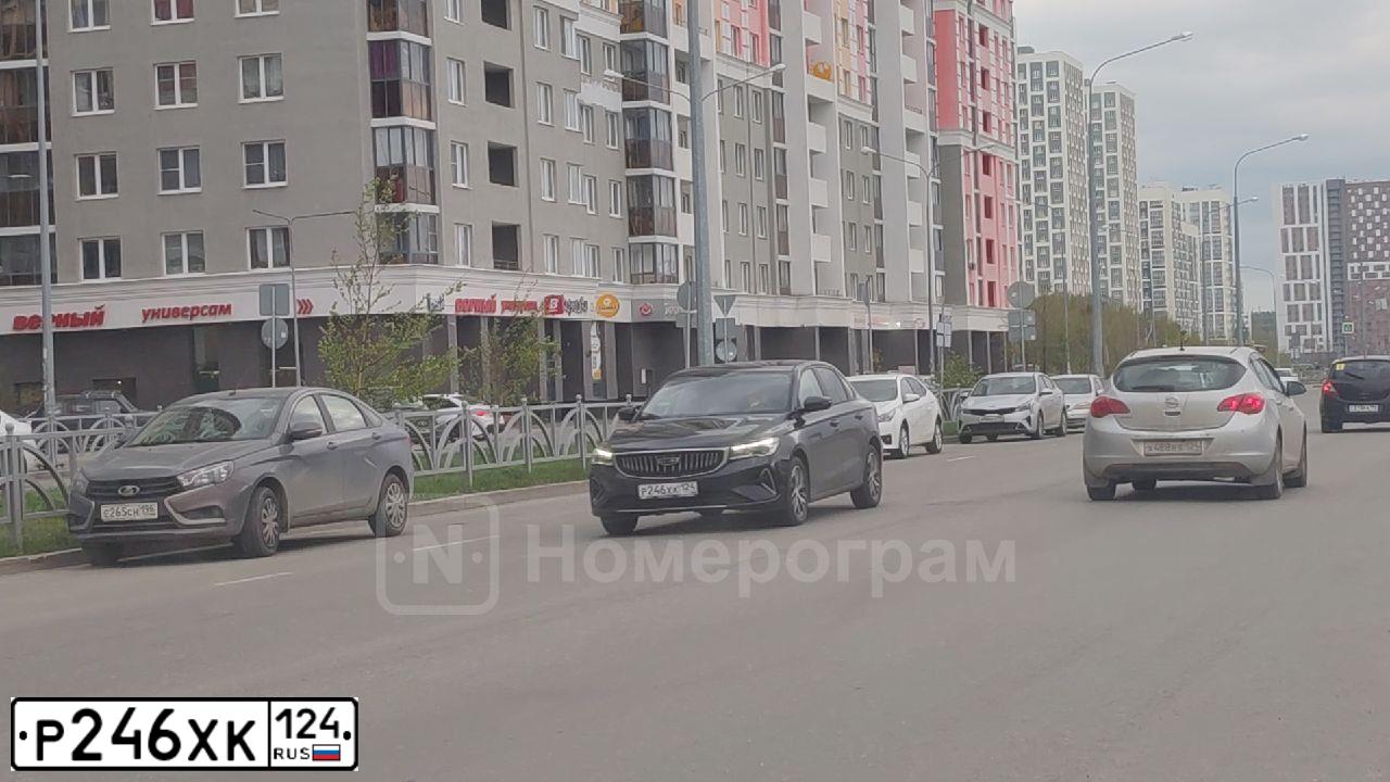 Фото автомобиля GEELY EMGRAND, 2023 — госномер Р246ХК124. Цвет: синий
