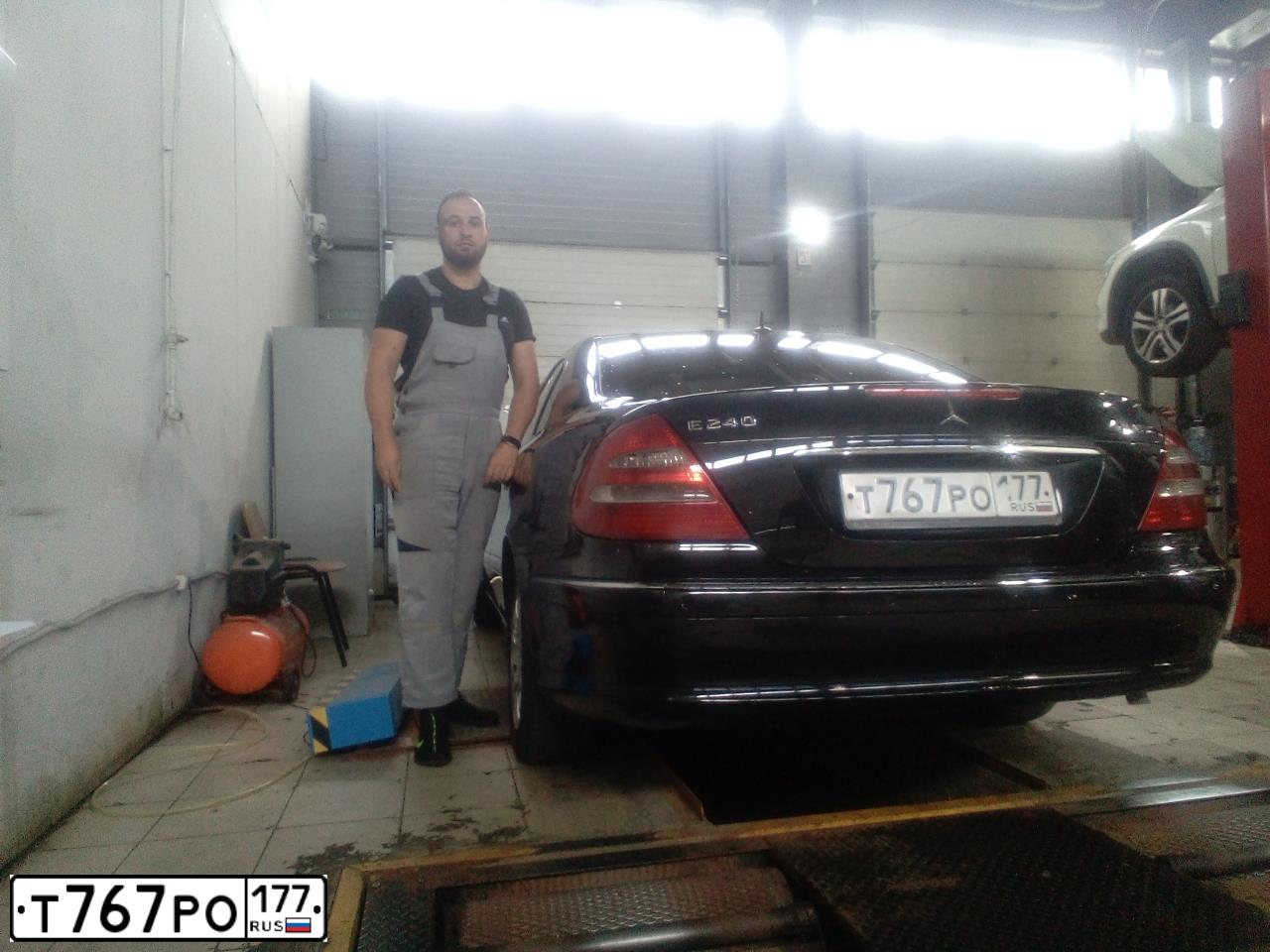 Фото автомобиля MERCEDES-BENZ E240, 2004 — госномер У464МХ198. Цвет: ЧЕРНЫЙ