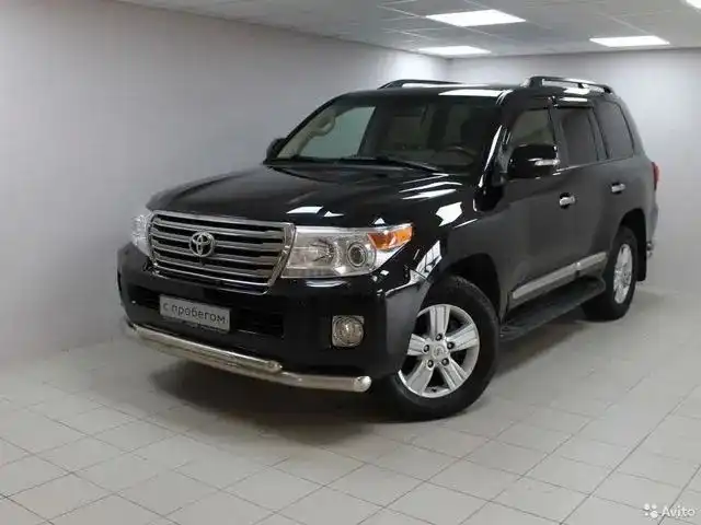 Фото автомобиля TOYOTA LANDCRUISER 200, 2013 — госномер В575КО41. Цвет: ЧЕРНЫЙ