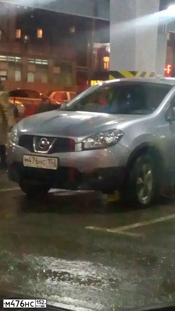 Фото автомобиля NISSAN QASHQAI, 2013 — госномер Р100ВК152. Цвет: СЕРЫЙ