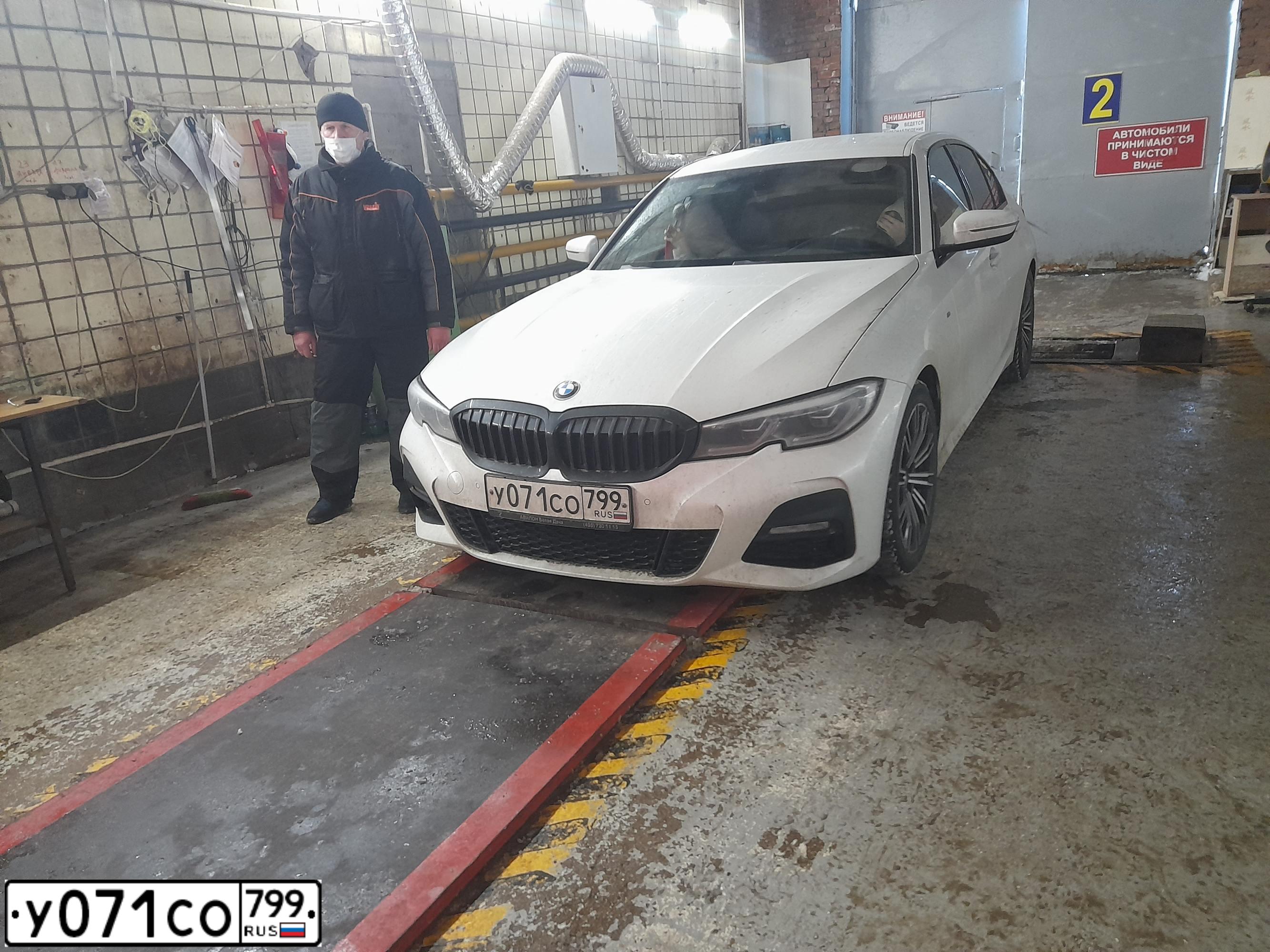 Фото автомобиля BMW SERIE 3, 2019 — госномер У071СО799. Цвет: Белый