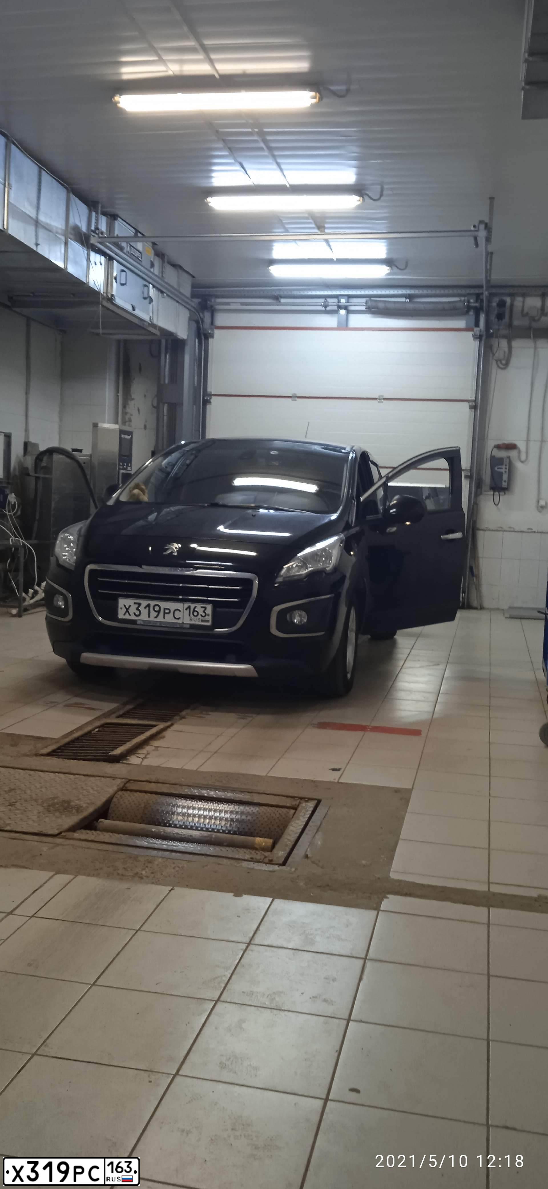 Фото автомобиля PEUGEOT 3008, 2016 — госномер В940АХ18. Цвет: ЧЕРНЫЙ