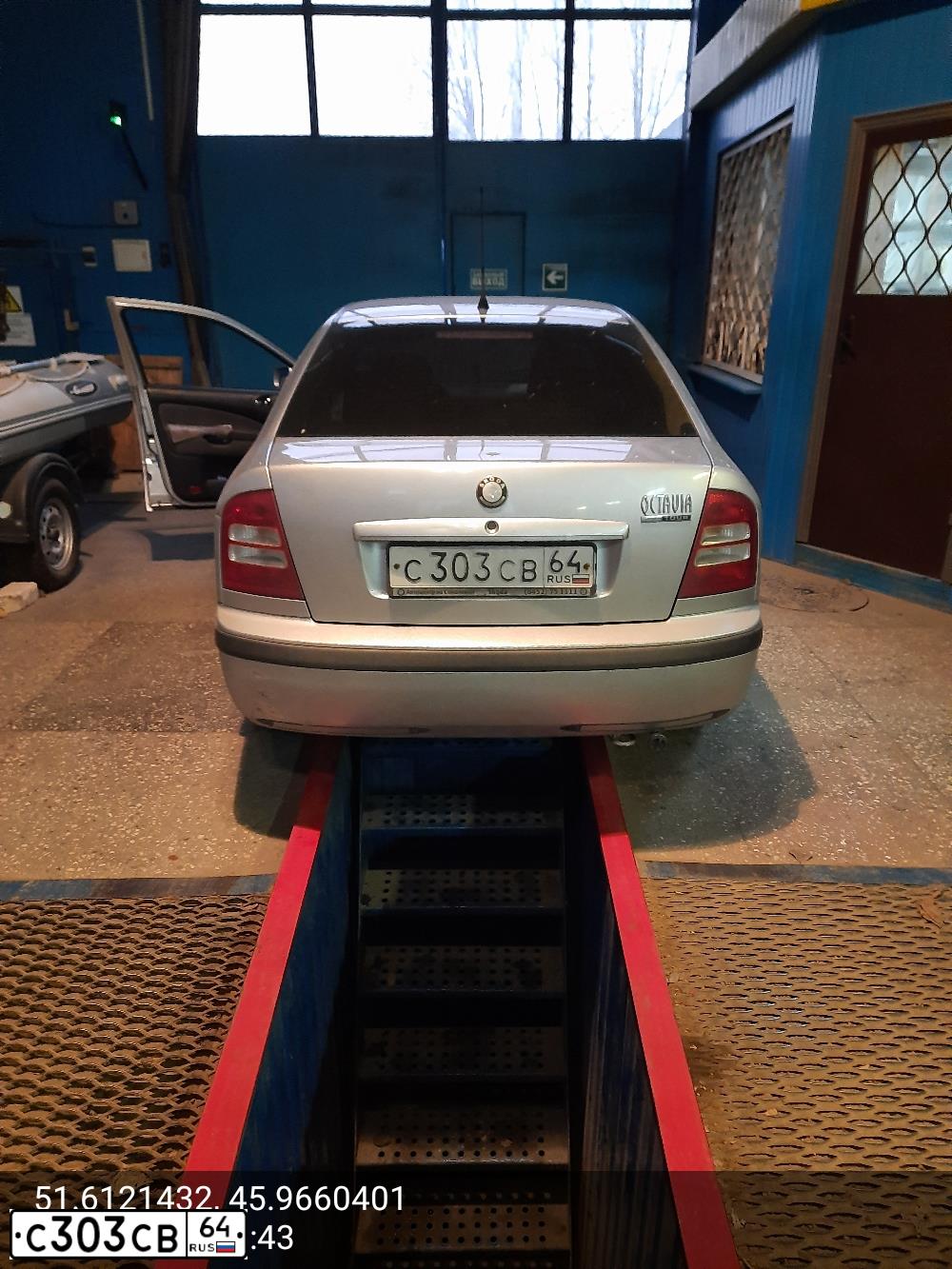 Фото автомобиля SKODA OCTAVIA, 2008 — госномер С303СВ64. Цвет: Серебристый