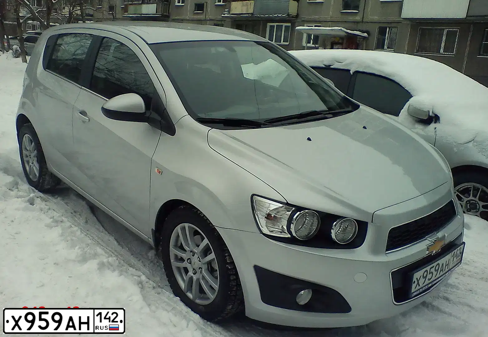 Фото автомобиля CHEVROLET AVEO, 2012 — госномер Х959АН142. Цвет: СЕРЕБРИСТЫЙ