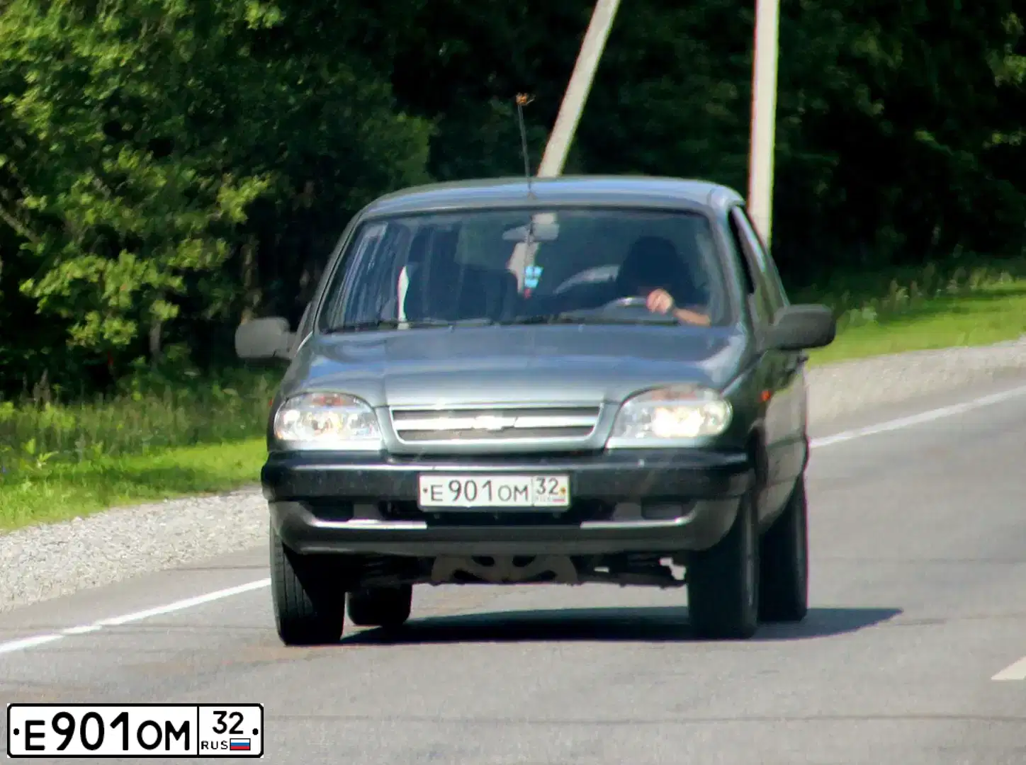 Фото автомобиля CHEVROLET NIVA, 2007 — госномер Е901ОМ32. Цвет: ТЕМНО-СЕРЫЙ МЕТАЛЛИК