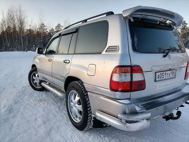 Фото автомобиля TOYOTA LANDCRUISER, 2006 — госномер А051ТХ186. Цвет: Серебристый