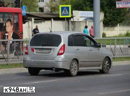 Фото автомобиля SUZUKI LIANA, 2004 — госномер К948АН32. Цвет: Серебристый