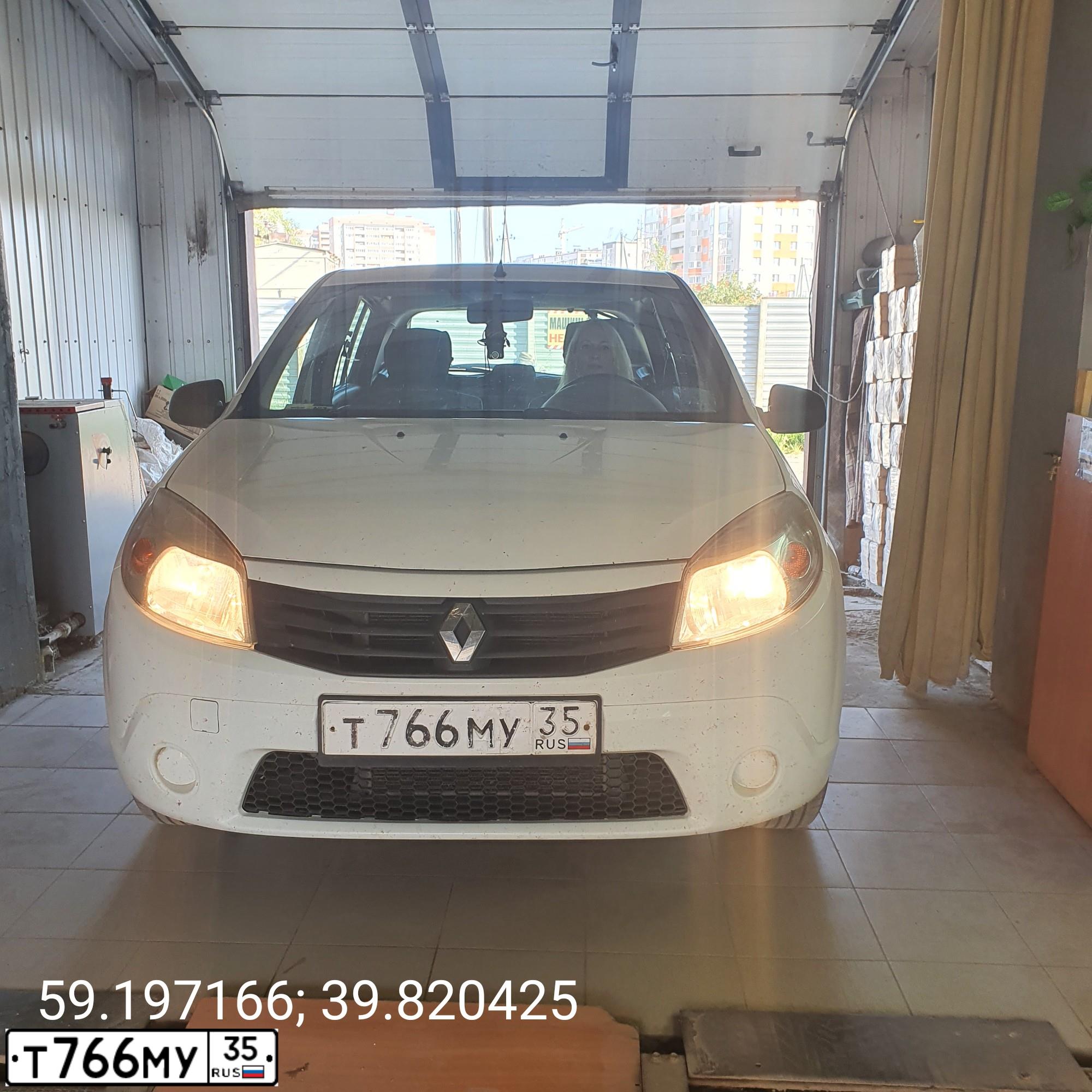 Фото автомобиля RENAULT SANDERO, 2013 — госномер О714ЕО29. Цвет: Белый
