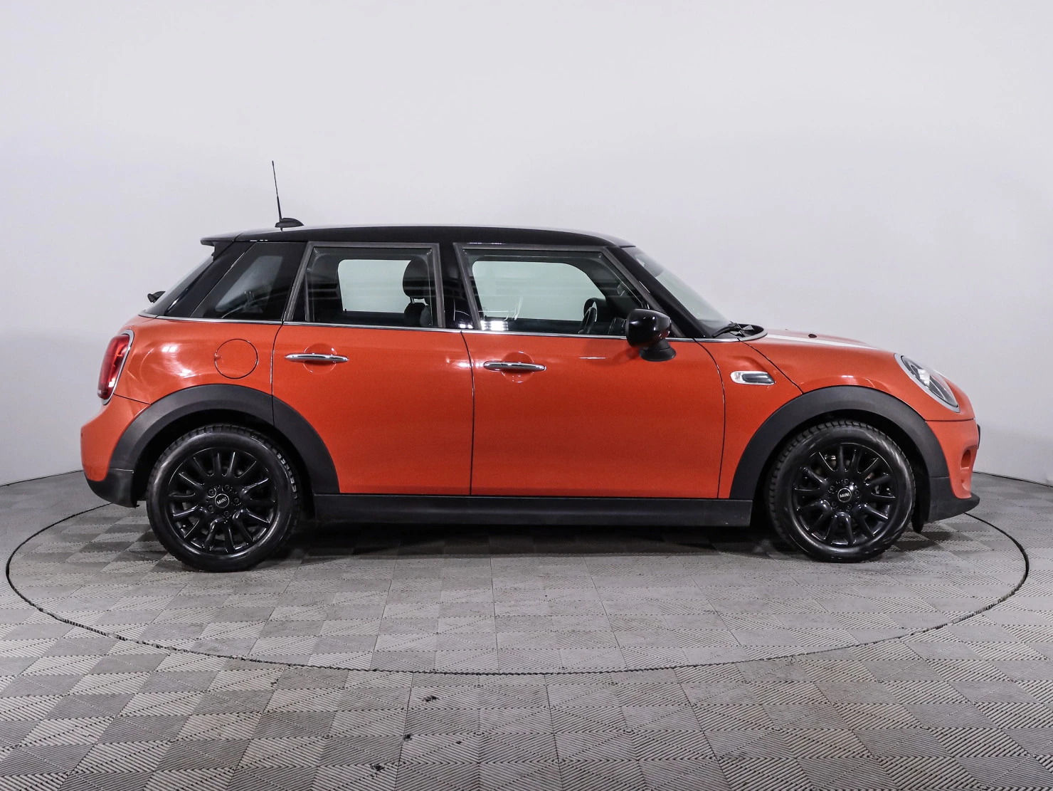 Фото автомобиля MINI MINI, 2019 — госномер К333НЕ178. Цвет: Оранжевый