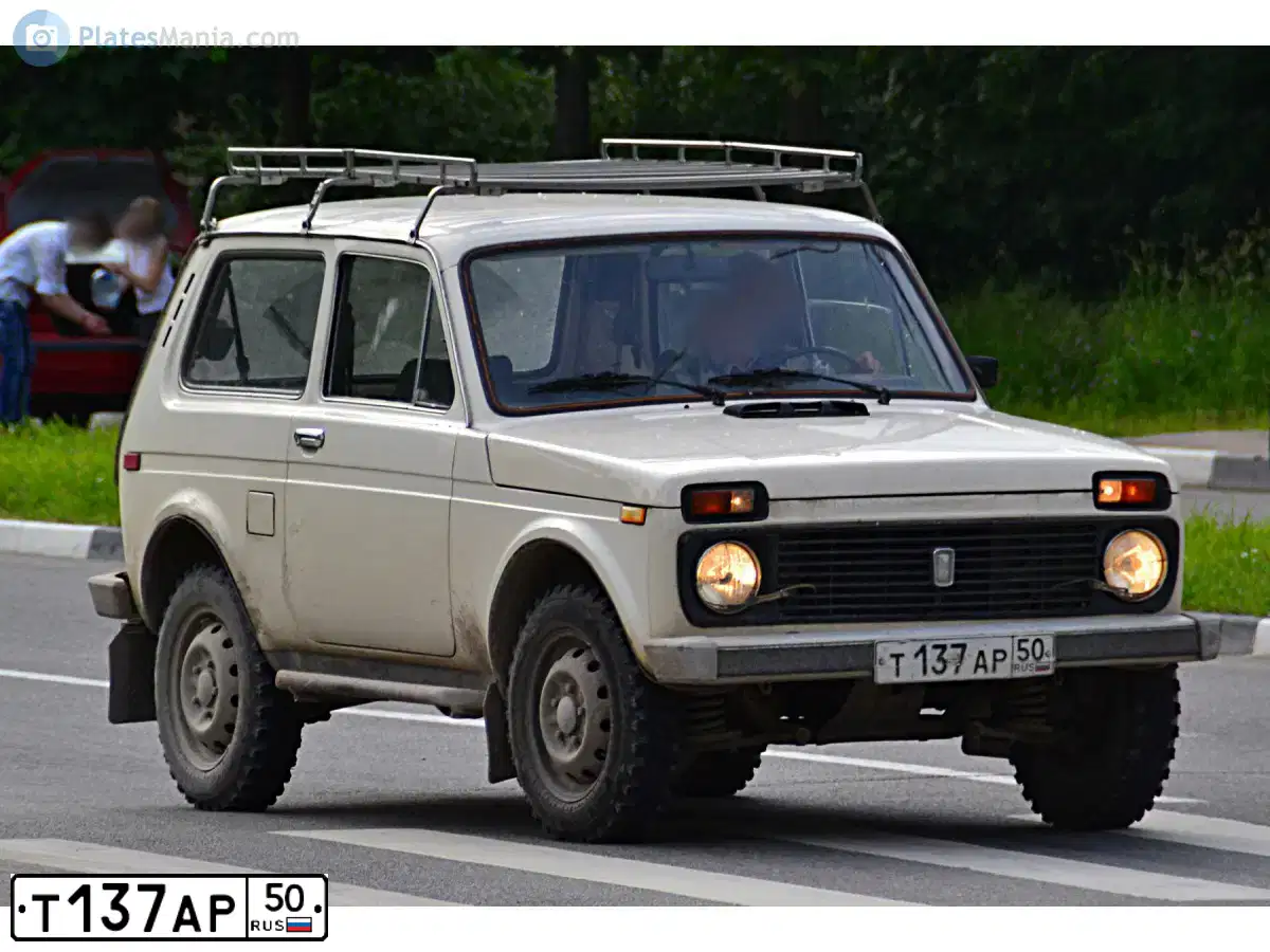 Фото автомобиля LADA 2121 NIVA, 1994 — госномер Т137АР50. Цвет: БЕЛЫЙ