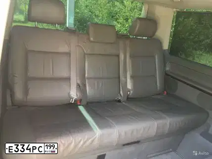 Фото автомобиля VOLKSWAGEN MULTIVAN, 2004 — госномер Е334РС199. Цвет: Белый