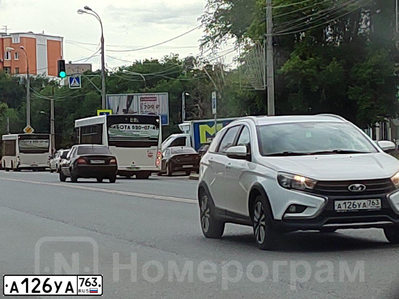Фото автомобиля LADA VESTA, 2019 — госномер А126УА763. Цвет: Белый