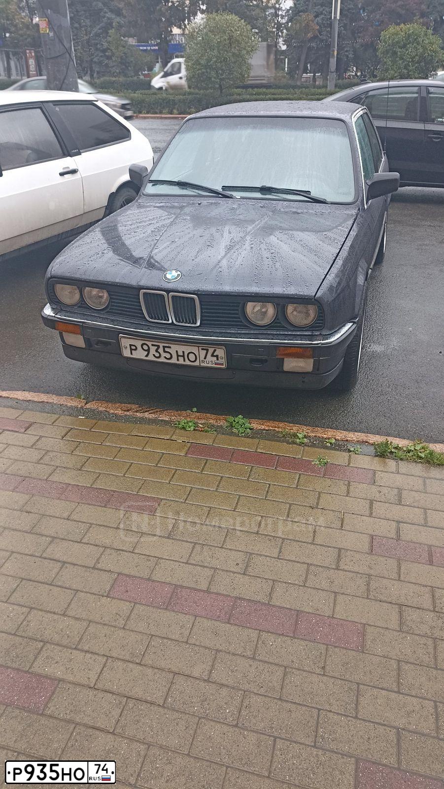 Фото автомобиля BMW SERIE 3, 1985 — госномер Р935НО74. Цвет: ТЕМНО-СИНИЙ