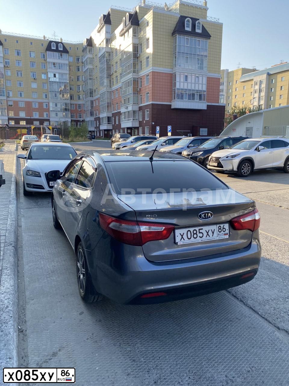 Фото автомобиля KIA RIO, 2012 — госномер Х085ХУ86. Цвет: СЕРЫЙ