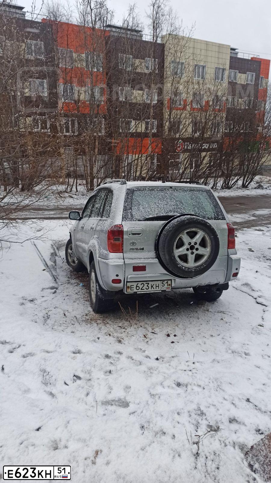 Фото автомобиля TOYOTA RAV4, 2001 — госномер Е623КН51. Цвет: СЕРЕБРИСТЫЙ