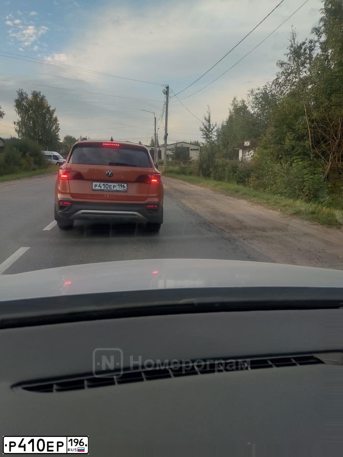 Фото автомобиля VOLKSWAGEN TAOS, 2021 — госномер Р410ЕР196. Цвет: Оранжевый